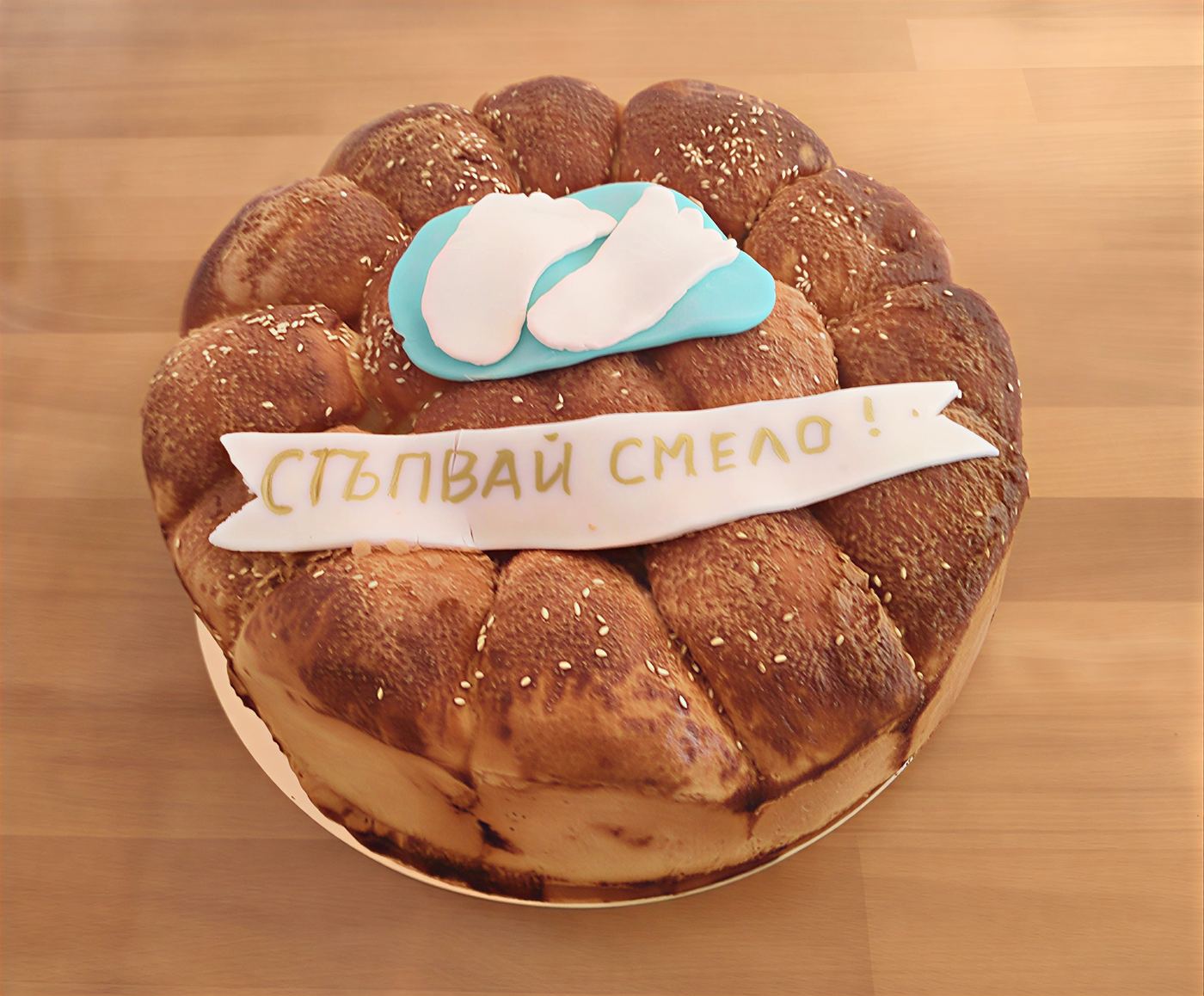 Питка Стъпвай смело с декорация стъпки, синьо