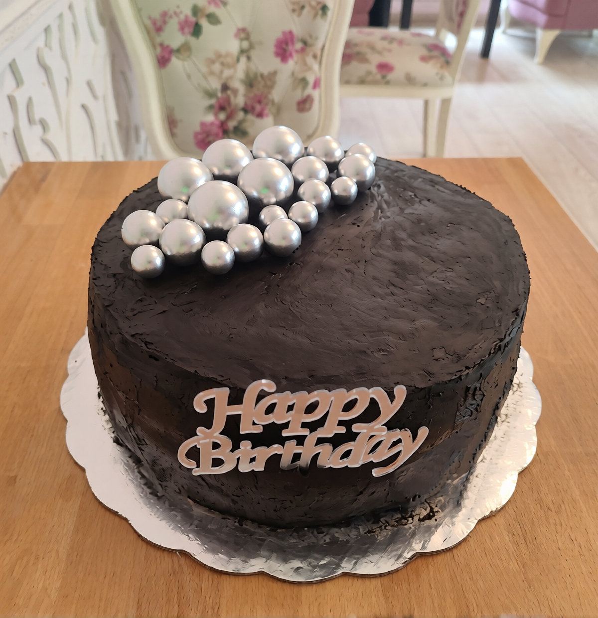 Черна шоколадова торта със сребърни перли, Happy Birthday топер