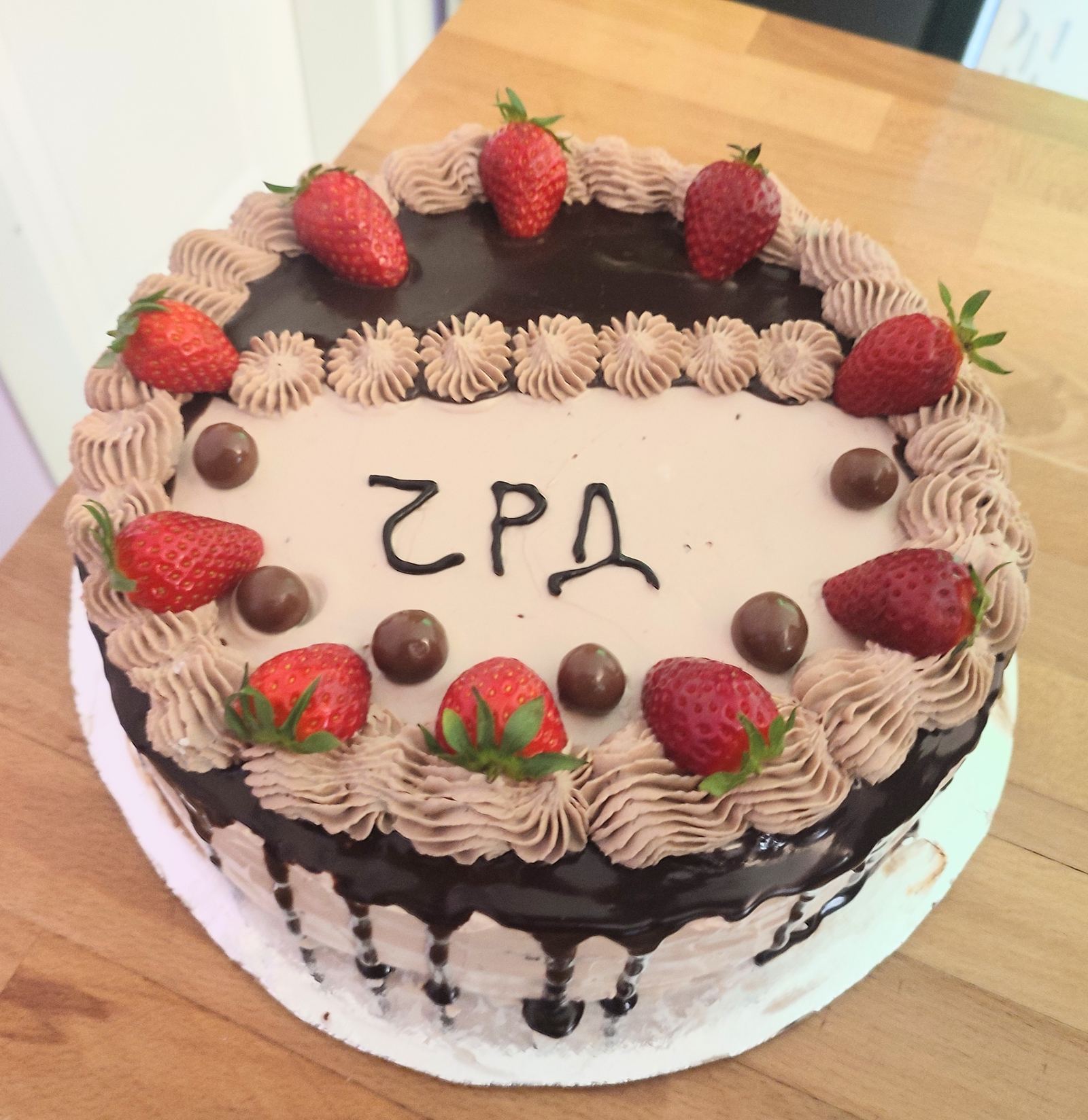 Шоколадова торта с ягоди и дрип ефект, Хасково